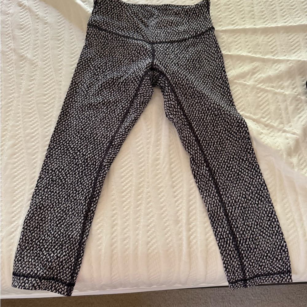 Luluemon, workout Capris, size 4, condition New Black and White